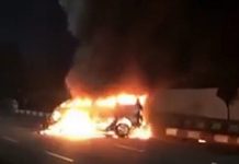 রাজধানীর জাহাঙ্গীরগেটে আগুন লেগে পুড়ে গেলো মাইক্রোবাস