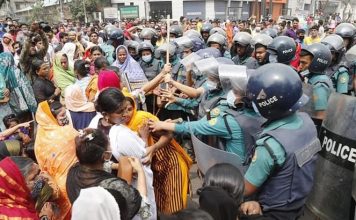 তেজগাঁওয়ে পোশাকশ্রমিকদের বিক্ষোভ