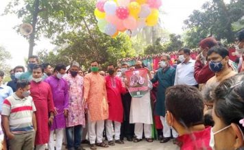 বঙ্গবন্ধুর প্রতিকৃতিতে শ্রদ্ধা নিবেদন করেছে জগন্নাথ বিশ্ববিদ্যালয়