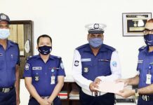 সততার পরিচয় দেয়ায় পুরস্কৃত হলেন কনস্টেবল