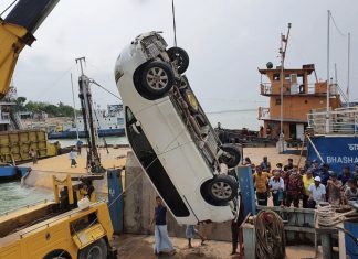 পদ্মায় পড়ে যাওয়া মাইক্রোবাস উদ্ধার